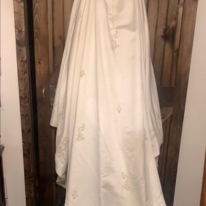 Elegant cream wedding dress with gold delicate embroidery and corset strapless